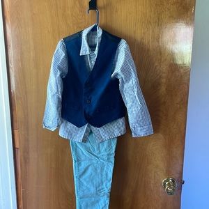 Boy size 6 Izod dress vest set.